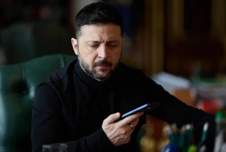 Zelenski ascultând informații pe telefon, preocupat de situație.