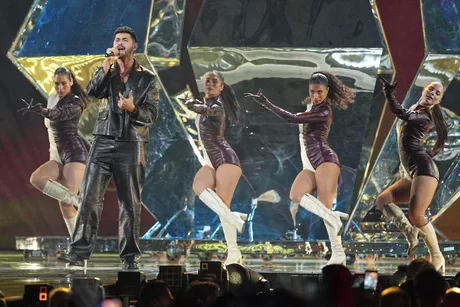 Performanță vibrantă pe scenă la Eurovision 2026, cu dansatori energici.