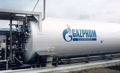 Rezervor de gaze SEFE cu sigla Gazprom Germania pe fundal.