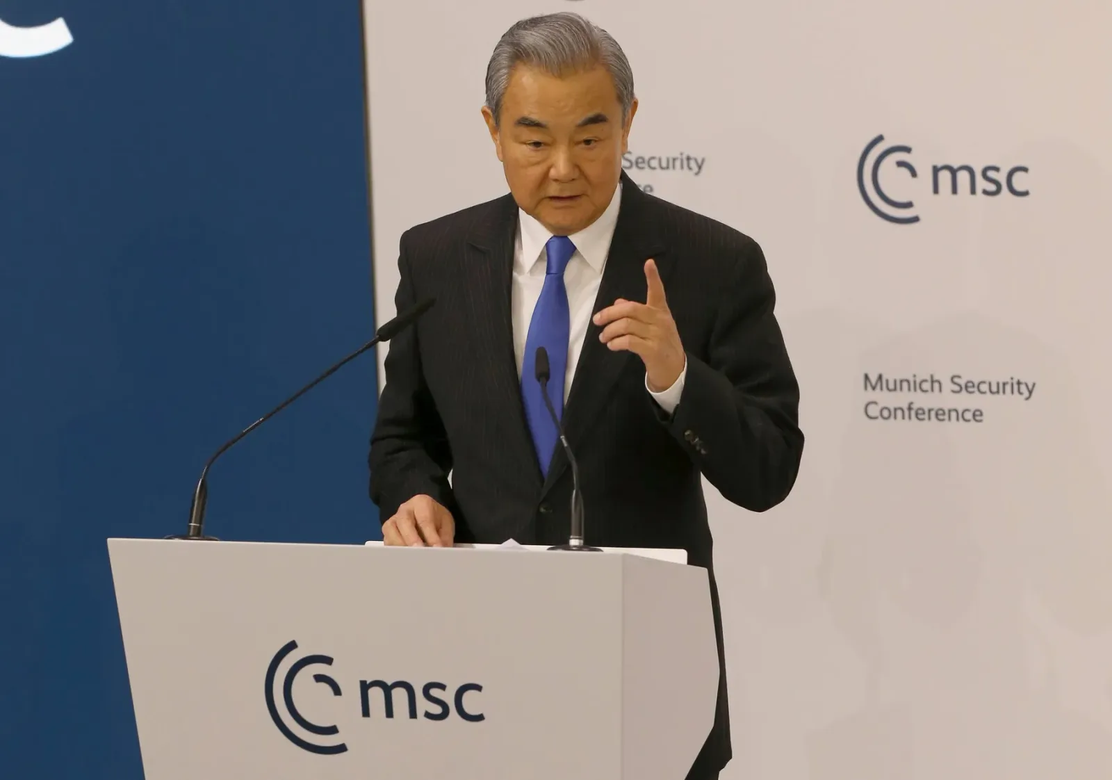 Wang Yi discutând despre importanța negocierilor pentru pacea în Orientul Mijlociu.