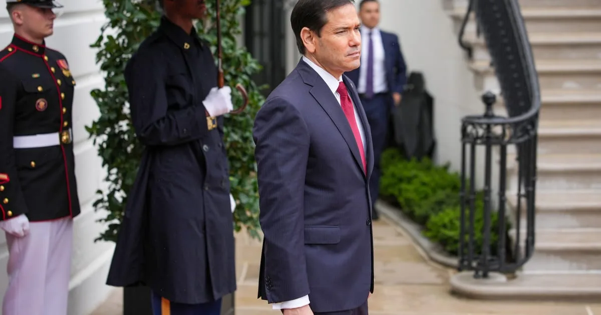 Marco Rubio în fața Casei Albe, reflectând asupra rolului său în politica externă.