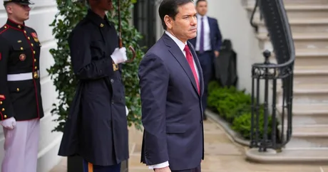 Marco Rubio în fața Casei Albe, reflectând asupra rolului său în politica externă.