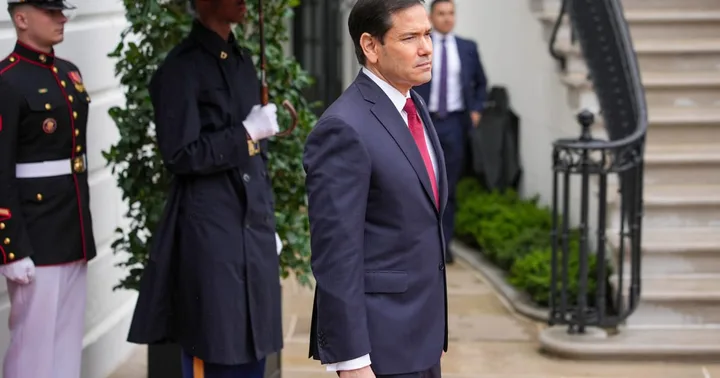 Marco Rubio în fața Casei Albe, reflectând asupra rolului său în politica externă.