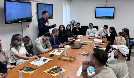 Întâlnire a tinerilor fermieri pentru a discuta despre reforma PAC și impactul acesteia.