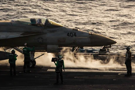 Avion militar decolând de pe un portavion în Golful Oman.