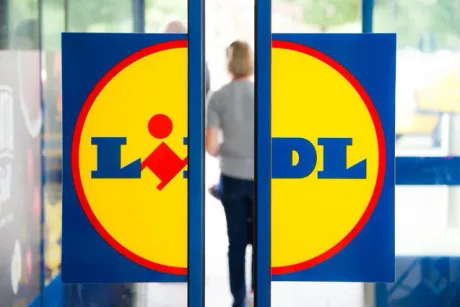 Logo-ul Lidl pe ușa unui magazin, simbolizând expansiunea serviciilor mobile.