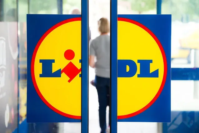 Logo-ul Lidl pe ușa unui magazin, simbolizând expansiunea serviciilor mobile.