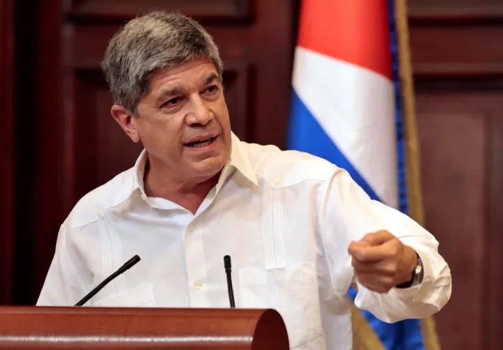 Oficial cubanez discutând despre pregătirile armatei pentru o posibilă agresiune.