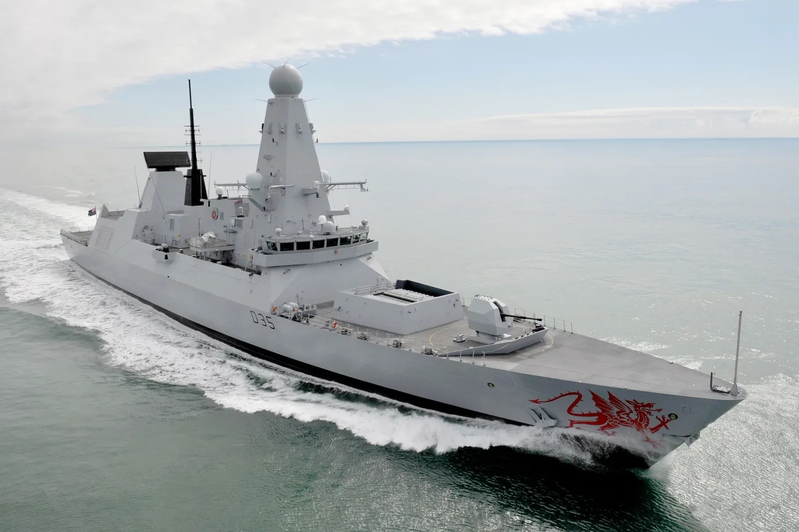 Nava HMS Dragon navigând pe mare, simbol al forțelor navale britanice.