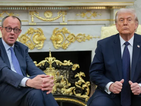 Donald Trump și Friedrich Merz discutând despre tensiunile internaționale și politica externă.