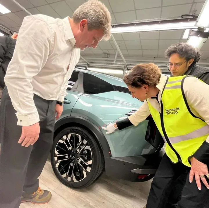Reprezentanți Dacia discutând despre noul model Striker în Turcia.
