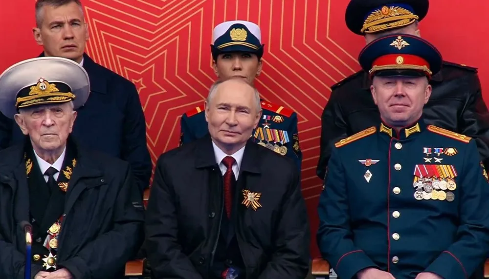 Vladimir Putin la parada de 9 mai, într-un format restrâns, fără tehnică militară.
