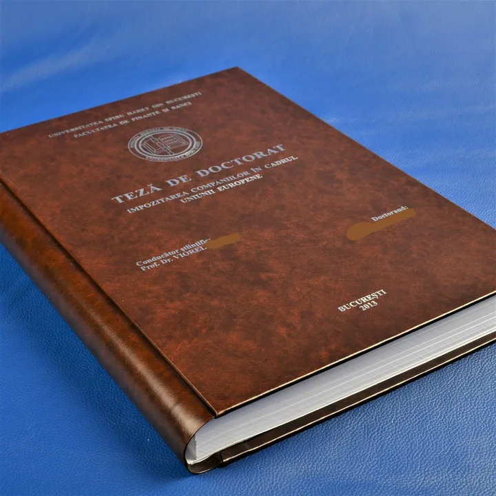 Teză de doctorat pe un fundal albastru, simbolizând educația superioară.