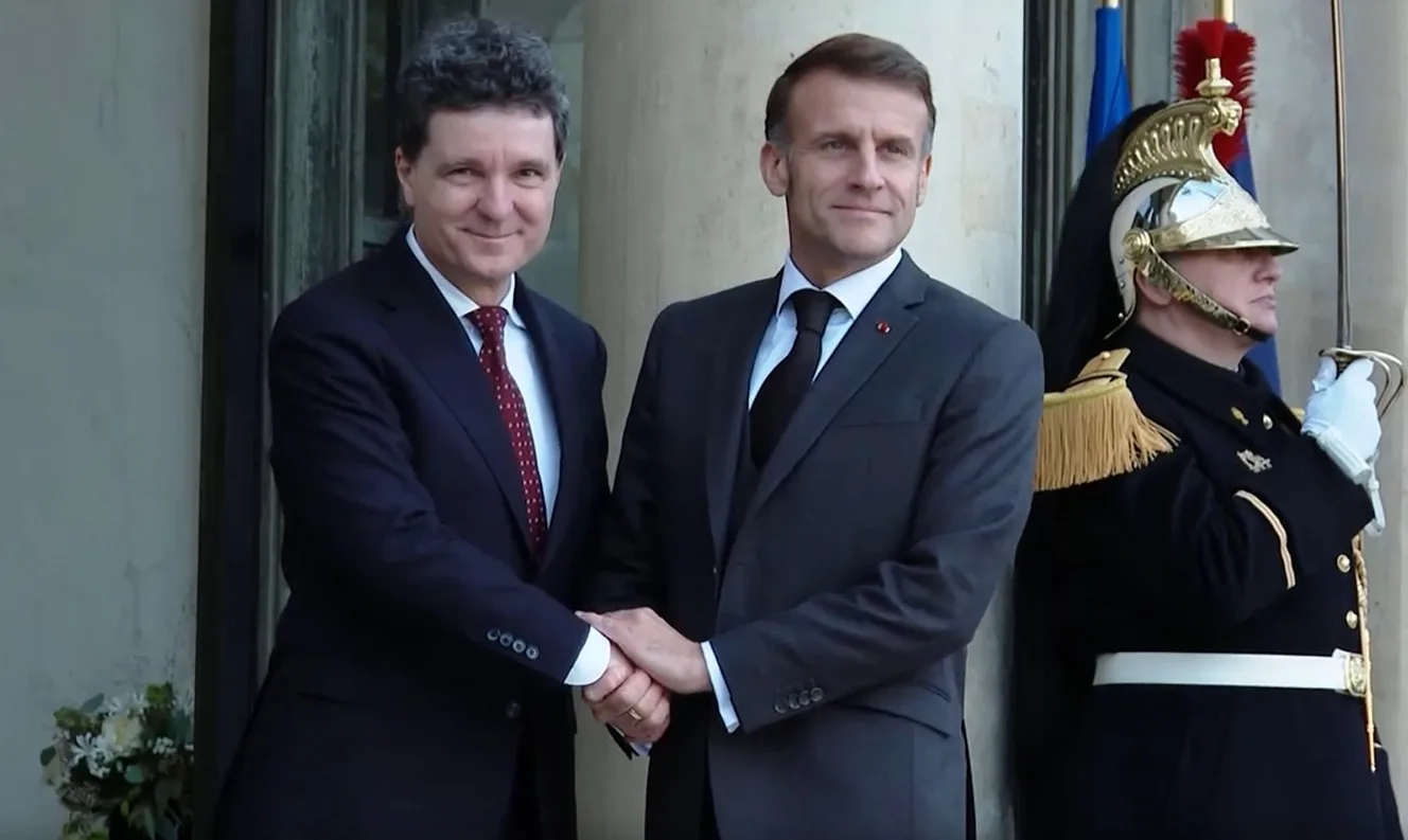 Nicușor Dan și Emmanuel Macron la o întâlnire oficială pentru discuții energetice.