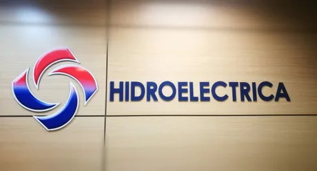 Logo-ul Hidroelectrica pe un fundal neutru, simbolizând energia regenerabilă.