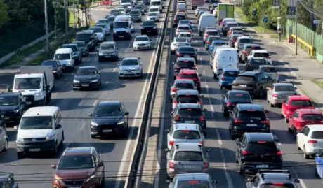 Trafic aglomerat pe o arteră principală din oraș.