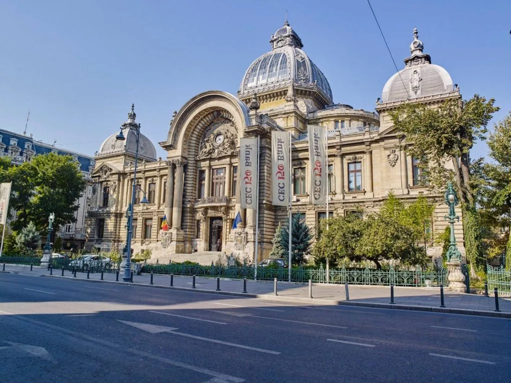 Clădirea CEC Bank din București, un simbol al băncii românești.