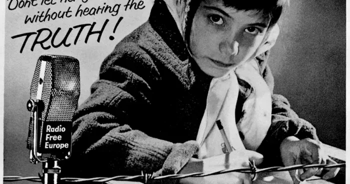 O tânără scriind lângă un microfon Radio Europa Liberă, simbol al libertății de exprimare.
