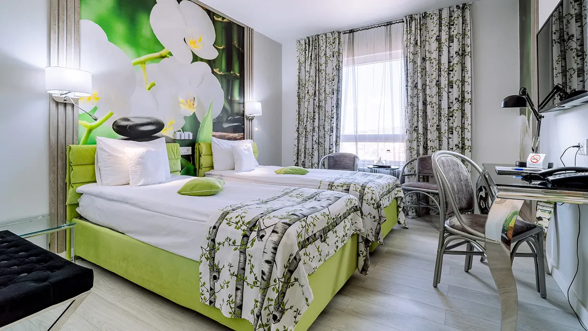 Camera modernizată a hotelului Continental Forum Oradea, cu decor elegant.