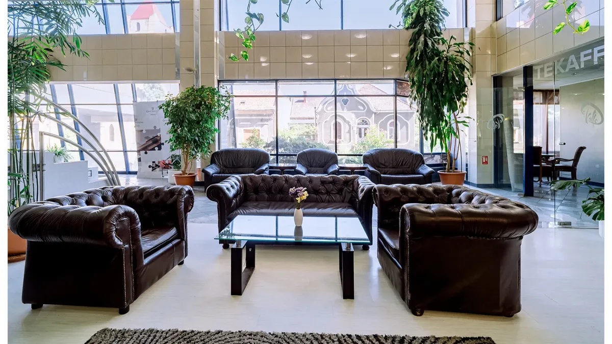 Zona de relaxare din lobby-ul hotelului Continental Forum Oradea.