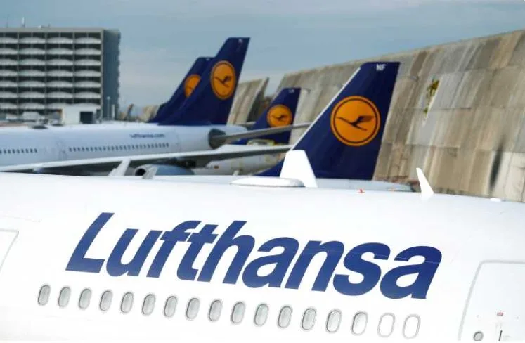 Aeronave Lufthansa parcate pe un aeroport din Germania.
