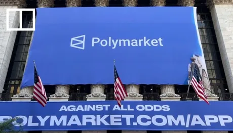 Banner Polymarket pe o clădire, promovând pariuri pe evenimente diverse.