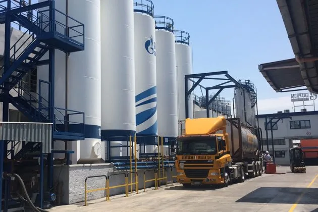 Tancuri de stocare și un camion la o instalație industrială.