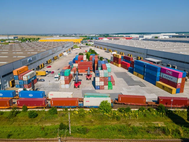 Depozite logistice cu containere colorate lângă București.