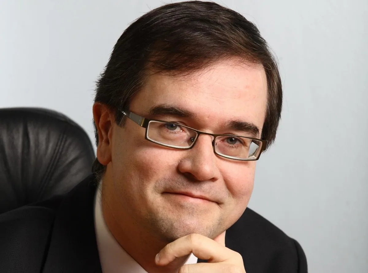 Profilul elegant al Dacia Spacer, evidențiind linii dinamice.