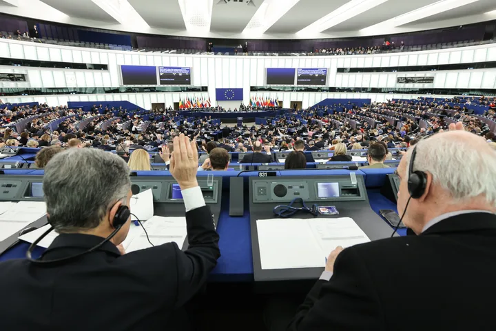 Parlamentul European dezbate măsuri de securitate cibernetică pentru asistenții AI.