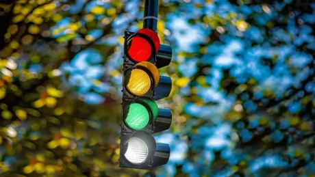 Semafoare cu patru culori pentru fluidizarea traficului în Roma.