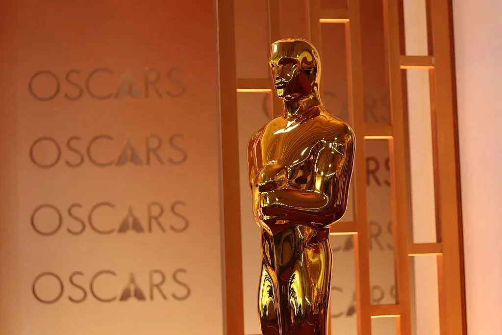 Statueta Oscar, simbol al excelenței în cinematografie.