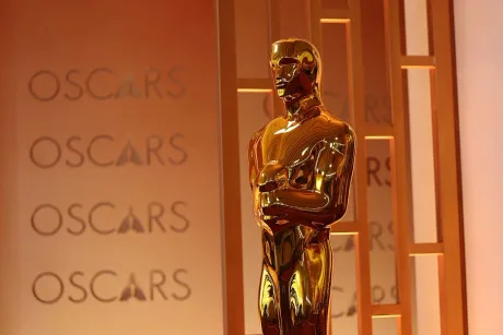 Statueta Oscar, simbol al excelenței în cinematografie.