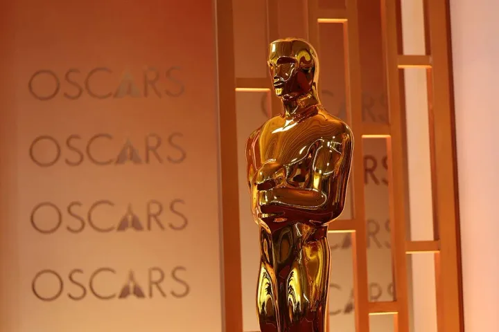 Statueta Oscar, simbol al excelenței în cinematografie.