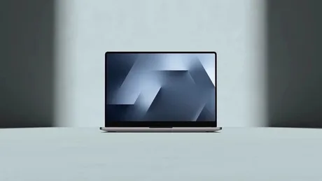 Laptop subțire cu design elegant, ideal pentru utilizare portabilă.