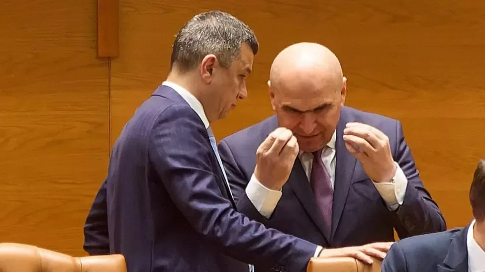 Discuții între liderii politici în Senat despre proiecte legislative.