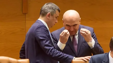 Discuții între liderii politici în Senat despre proiecte legislative.