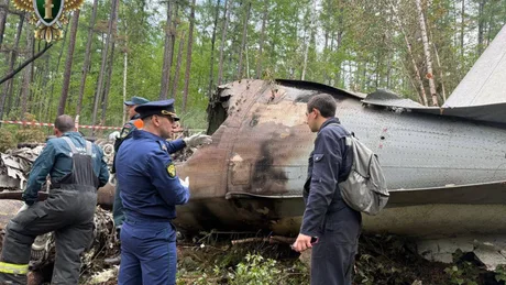 Echipa de salvare inspectează epava unui avion prăbușit în pădure.