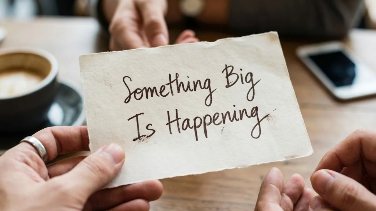 Un mesaj scris pe o bucată de hârtie, cu mâini care îl țin.