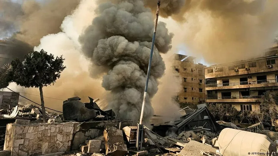 Fum gros se ridică deasupra clădirilor distruse în urma bombardamentelor din Teheran.