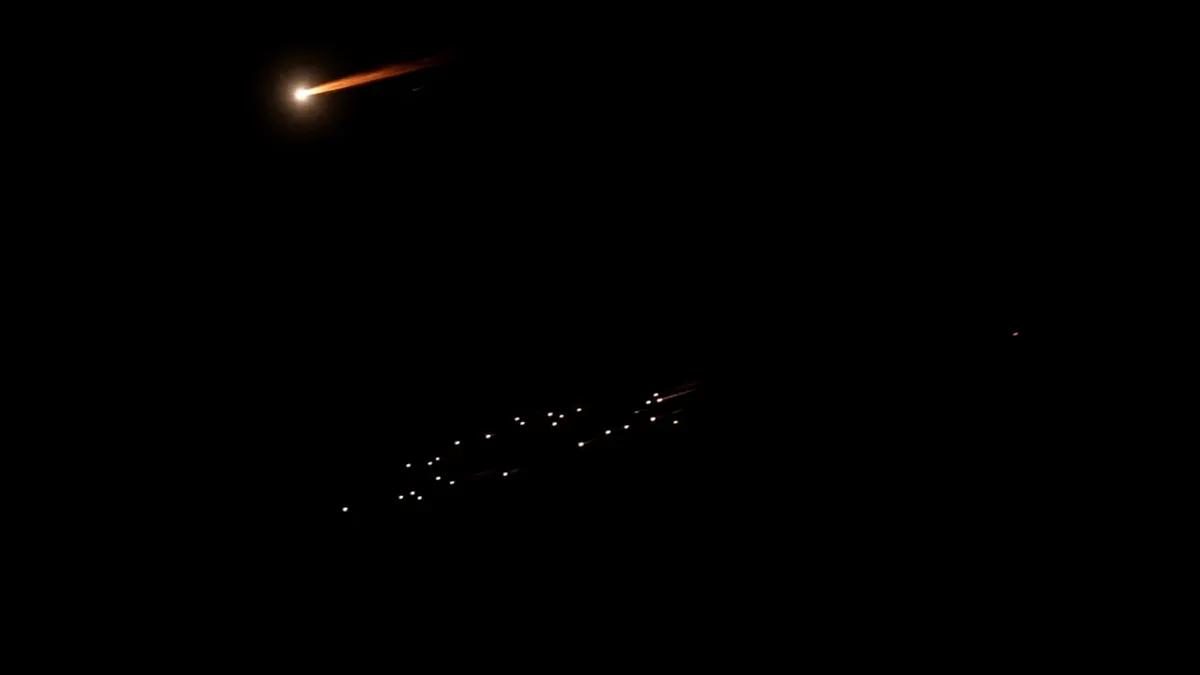 Drone iraniene atacând infrastructura critică din Kuweit în noapte.