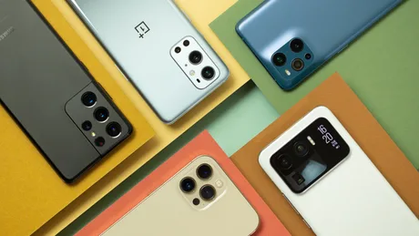 Smartphone-uri moderne aranjate pe fundal colorat, evidențiind designul inovator.