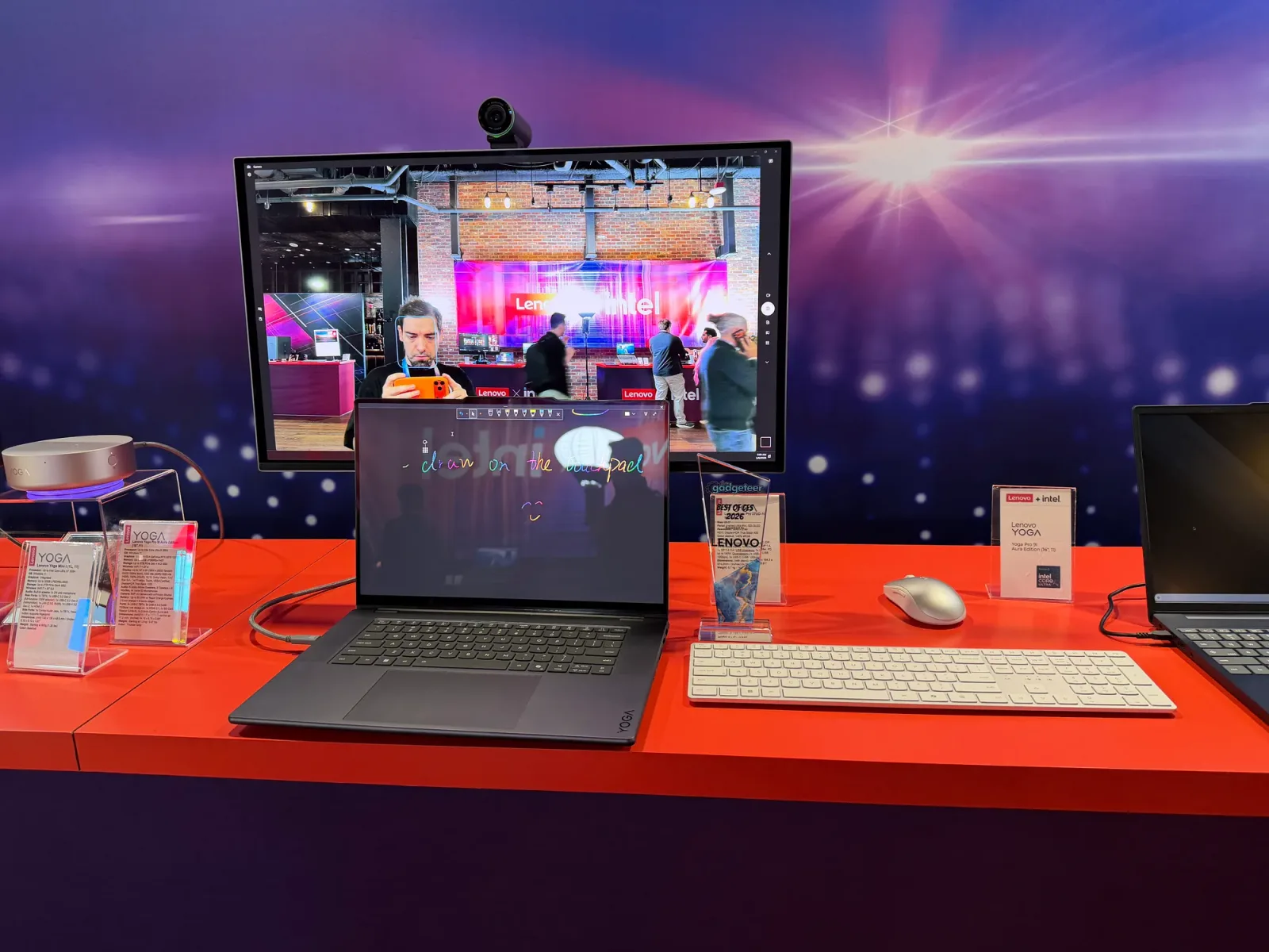 Laptopuri Lenovo cu touchpad haptic și stylus pentru creativitate.