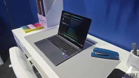 Laptop elegant cu ecran AMOLED și procesor puternic, ideal pentru utilizare zilnică.
