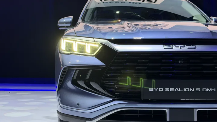 Noul SUV hibrid BYD Sealion 5 DM-i, cu design modern și tehnologie avansată.