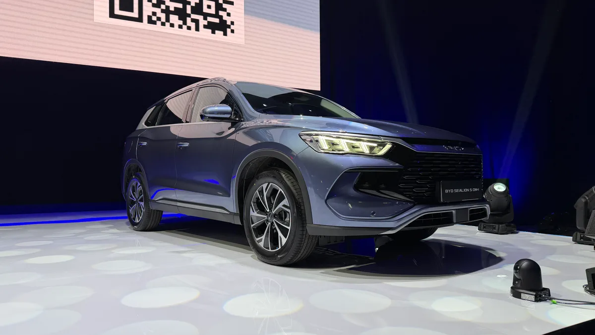 Interiorul modern al SUV-ului BYD Sealion 5 DM-i, cu tehnologie avansată.