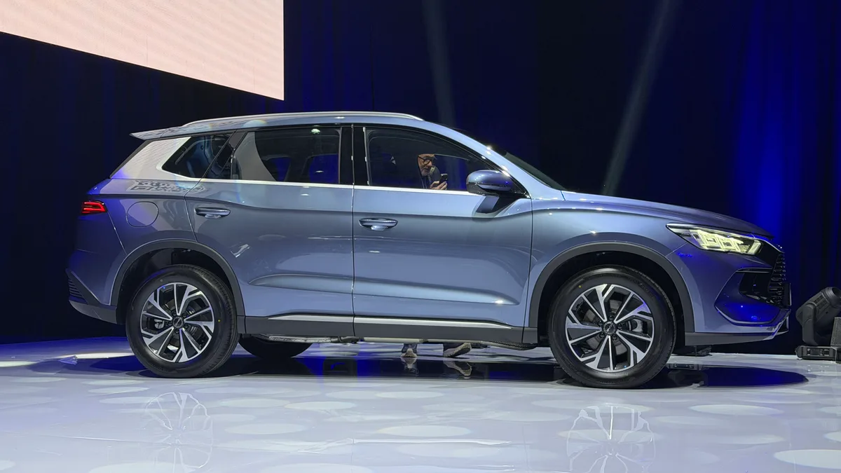 Profilul SUV-ului BYD Sealion 5 DM-i, evidențiind linii elegante.