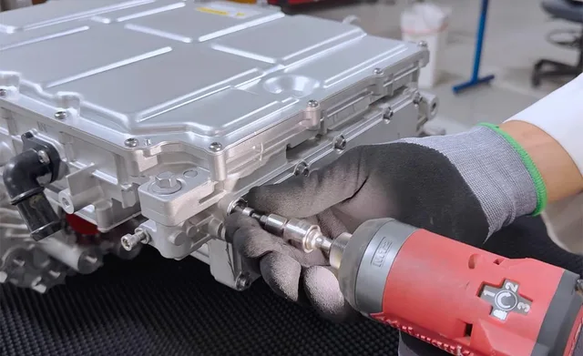 Detaliu al motorului electric în timpul asamblării.