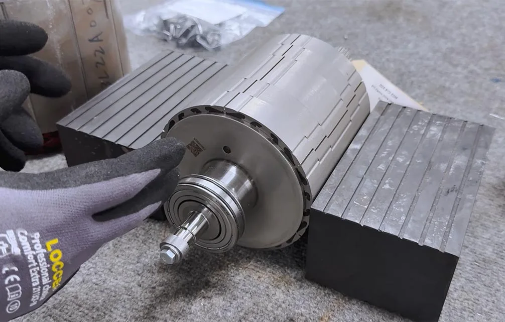 Motor electric BYD demontat pentru analiză tehnică detaliată.