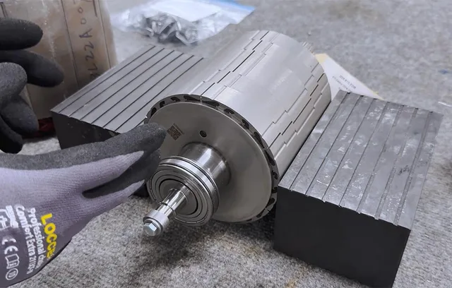 Motor electric BYD demontat pentru analiză tehnică detaliată.